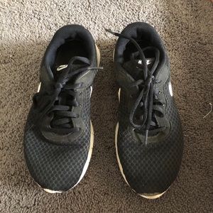 black nike shoes size 5